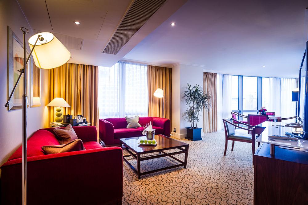 London Marriott Hotel Canary Wharf Εξωτερικό φωτογραφία Suite at the Radisson Blu Royal