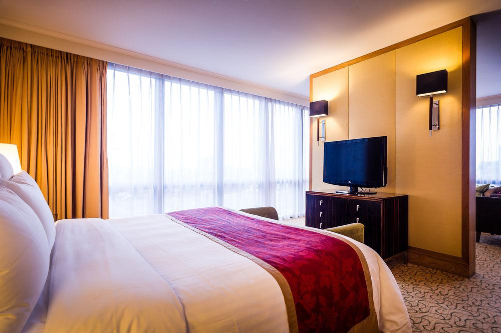 London Marriott Hotel Canary Wharf Εξωτερικό φωτογραφία A bedroom at the hotel