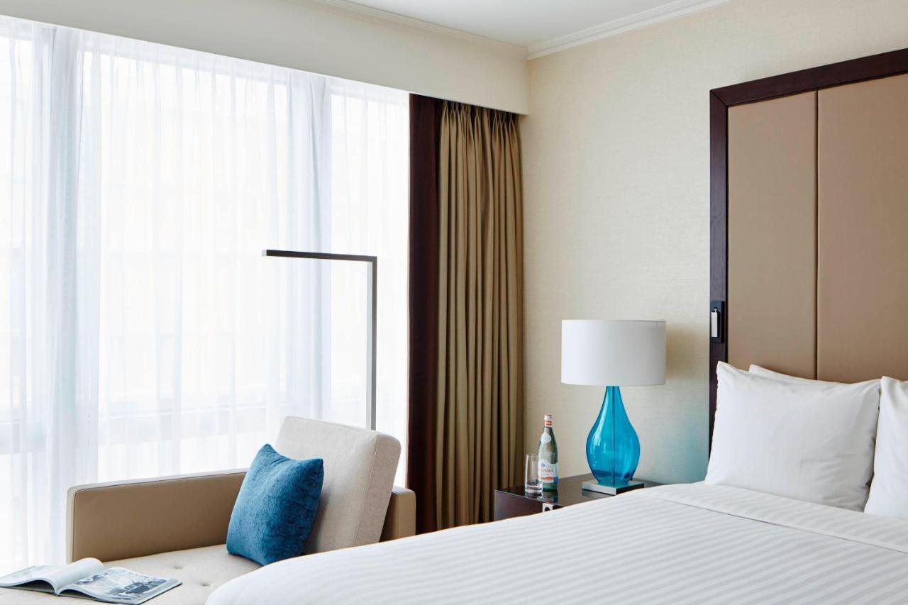 London Marriott Hotel Canary Wharf Εξωτερικό φωτογραφία A bedroom at the hotel