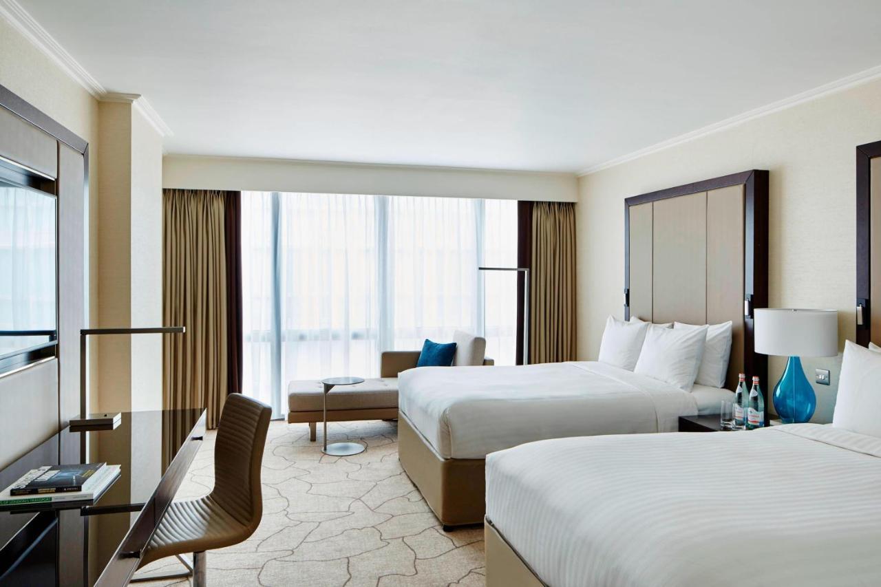 London Marriott Hotel Canary Wharf Εξωτερικό φωτογραφία A guest room at the Conrad Dubai