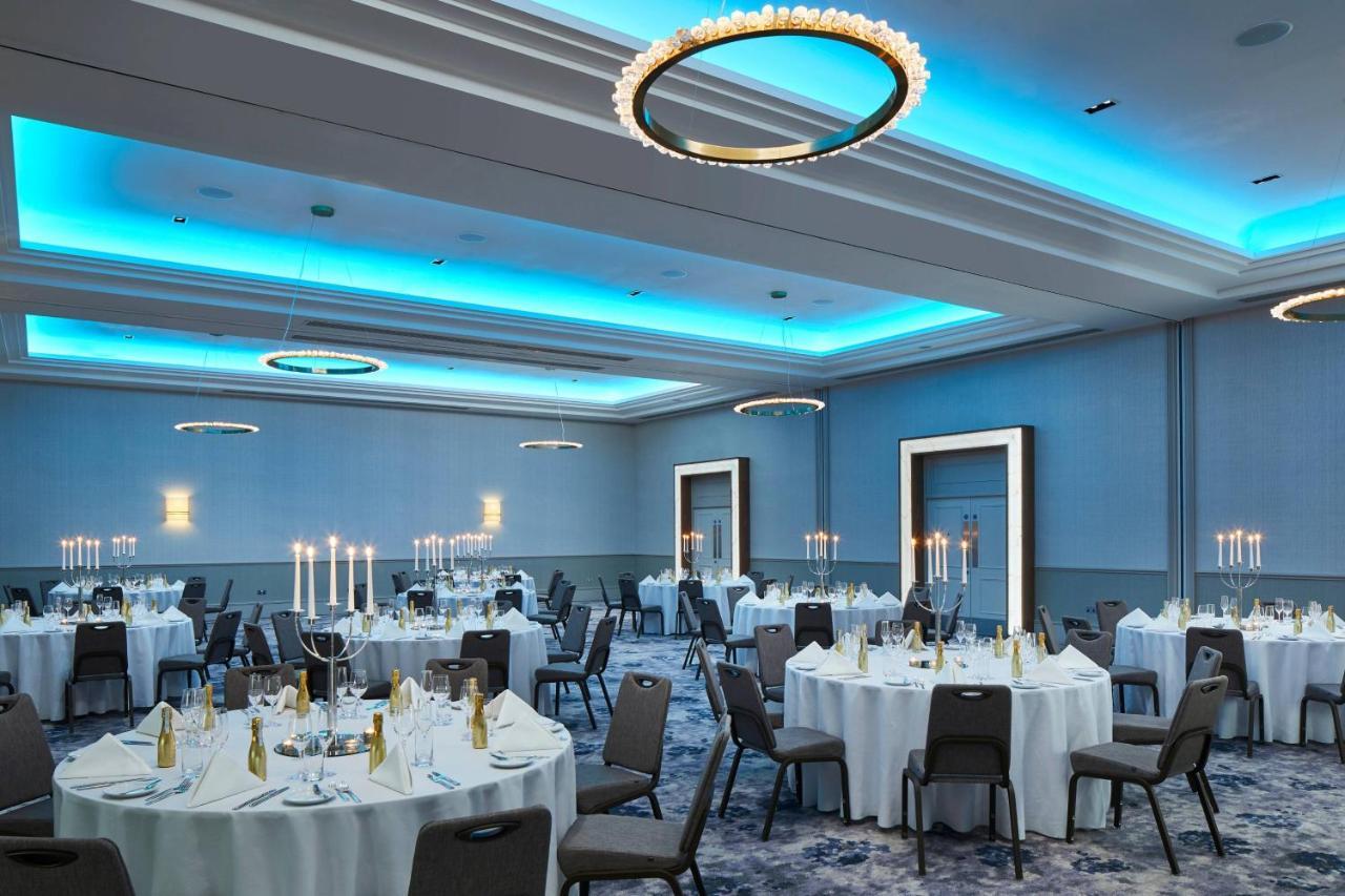 London Marriott Hotel Canary Wharf Εξωτερικό φωτογραφία The ballroom at the Hilton London Heathrow