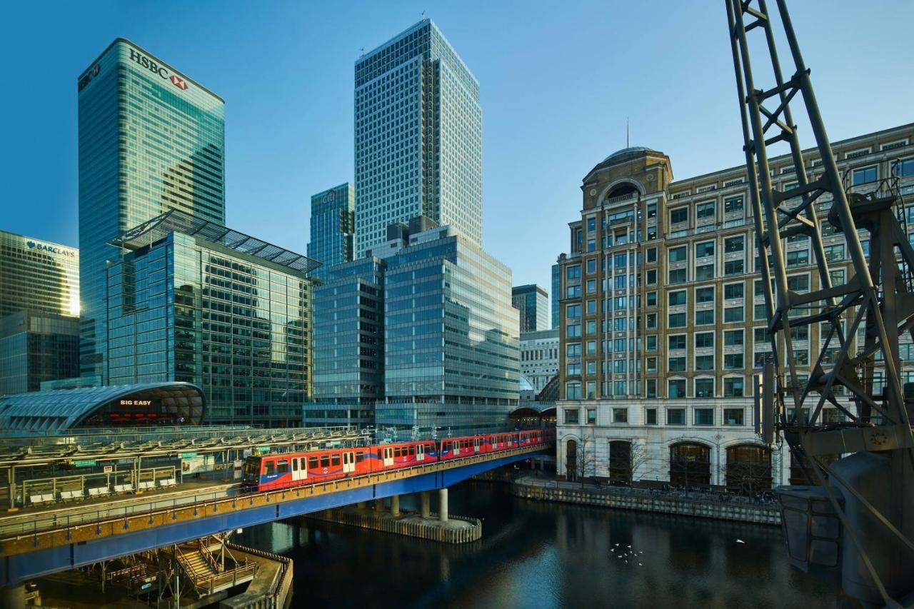 London Marriott Hotel Canary Wharf Εξωτερικό φωτογραφία The DLR at West India Quay