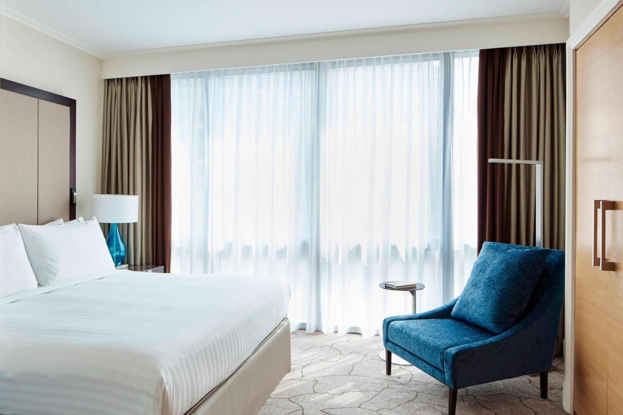 London Marriott Hotel Canary Wharf Εξωτερικό φωτογραφία A bedroom at the hotel