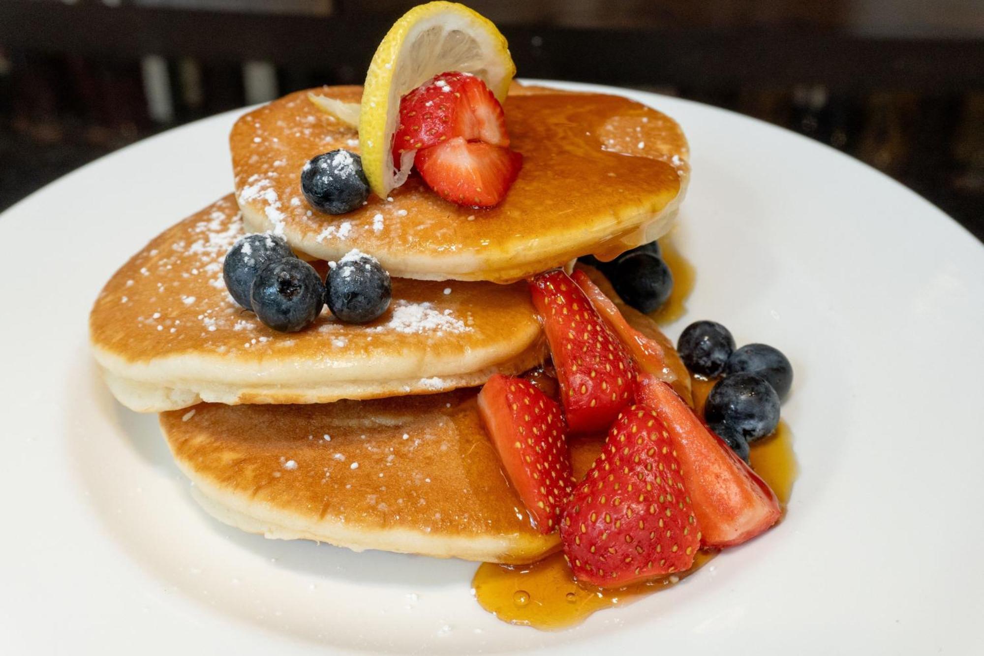 London Marriott Hotel Canary Wharf Εξωτερικό φωτογραφία American pancakes with fruit and maple syrup
