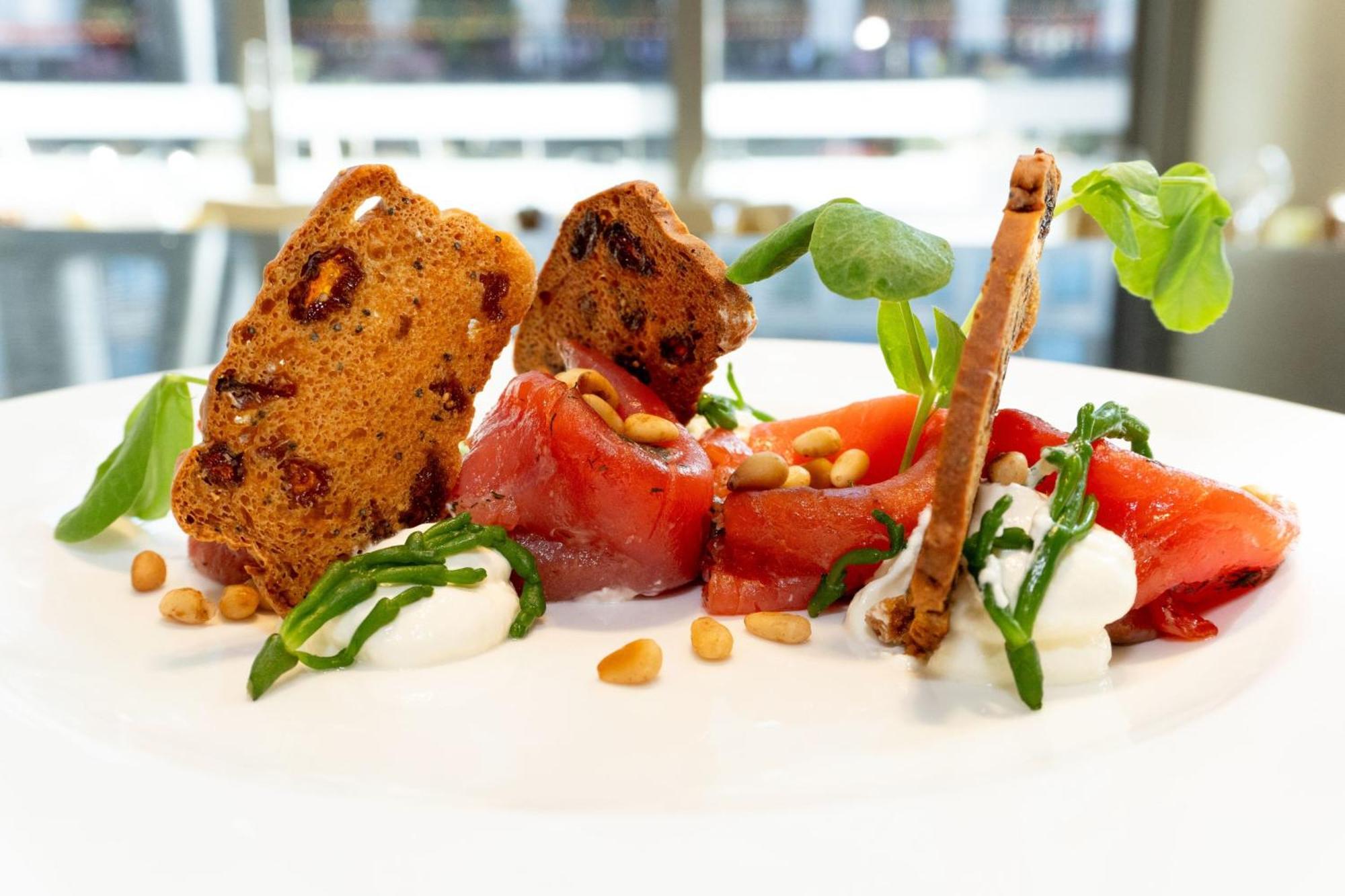 London Marriott Hotel Canary Wharf Εξωτερικό φωτογραφία A tomato salad with mozzarella cheese