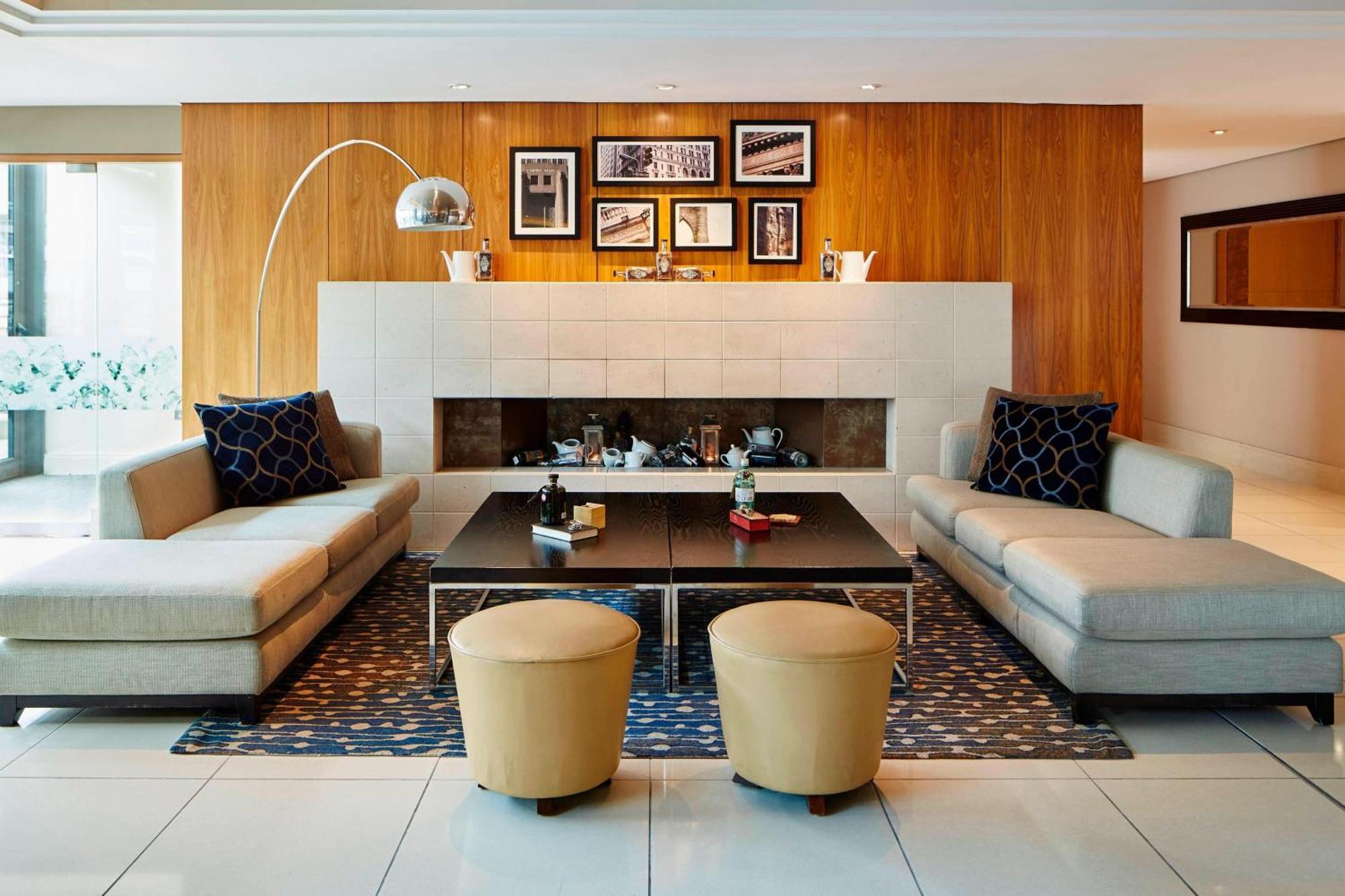London Marriott Hotel Canary Wharf Εξωτερικό φωτογραφία The interior of the lounge