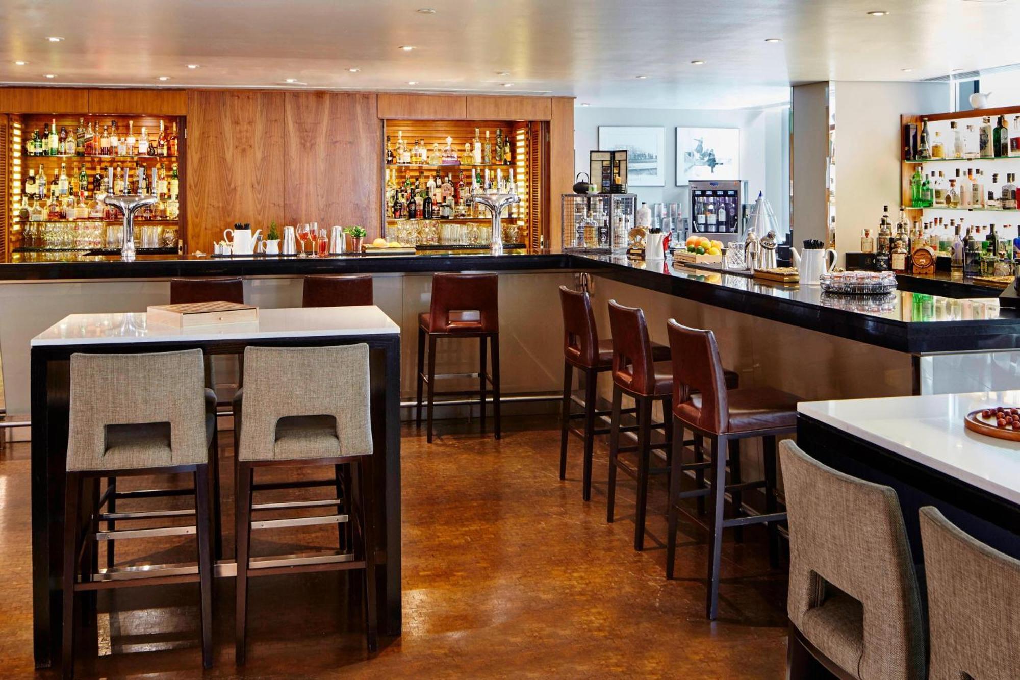 London Marriott Hotel Canary Wharf Εξωτερικό φωτογραφία The bar at the Connaught